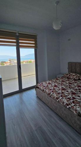 Llit o llits en una habitació de Vlora Apartament