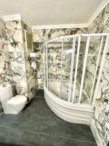 ein Badezimmer mit Badewanne und Toilette in der Unterkunft Saylamlar Hotel in Trabzon