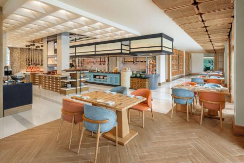 Εστιατόριο ή άλλο μέρος για φαγητό στο La Festa Phu Quoc, Curio Collection By Hilton