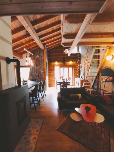 un salon avec un canapé et une table dans l'établissement Loft Sainte Marie, à Lanslebourg-Mont-Cenis