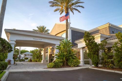 an exterior view of a building with an american flag at Hampton Inn St Augustine Downtown Historic Distric in St. Augustine