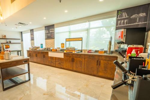 cocina grande con armarios de madera y ventana grande en Hampton Inn St Augustine Downtown Historic Distric, en St. Augustine