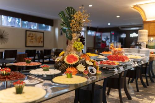 een buffet van eten op een tafel in een restaurant bij Hotel - Gran Lençóis Flat OFICIAL in Barreirinhas
