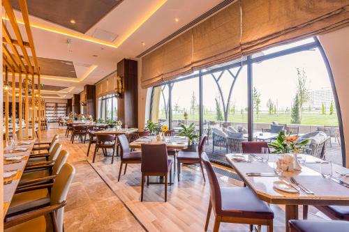 Hilton Garden Inn Samarkand Afrosiyob — Restaurant/places to eat