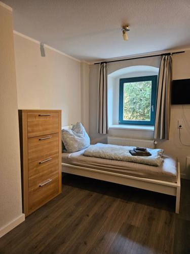 a bedroom with a bed and a window at Bördeapartment 1 in Vahldorf