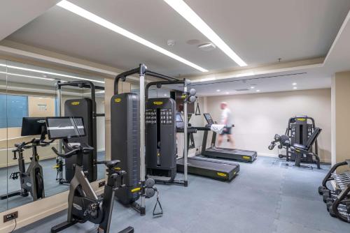 Fitness centrum a/nebo fitness zařízení v ubytování Isla Brown Chania Resort, Curio Collection by Hilton