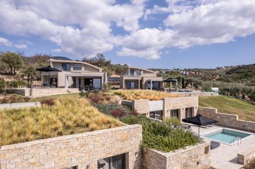 Bazén v ubytovaní Fari Stone Villas alebo v jeho blízkosti
