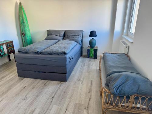 a bedroom with two beds and a lamp in it at Bali Spirit - Toplage Usingen in Usingen