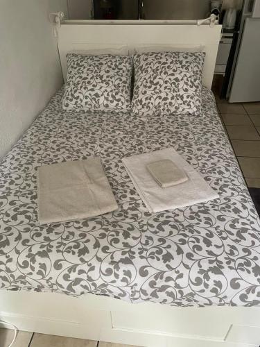 Photo de la galerie de l'établissement Parvis de la cathédrale de Bayeux vue directe, à Bayeux