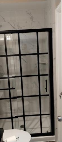 Ένα μπάνιο στο Beautiful 3BR 3BA Condo with free parking near Downtown Washington DC