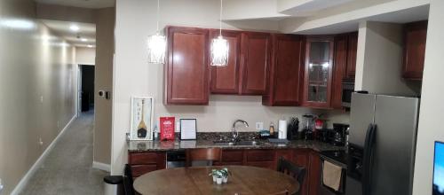 Η κουζίνα ή μικρή κουζίνα στο Beautiful 3BR 3BA Condo with free parking near Downtown Washington DC