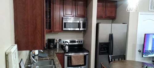 Η κουζίνα ή μικρή κουζίνα στο Beautiful 3BR 3BA Condo with free parking near Downtown Washington DC