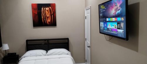 Ένα ή περισσότερα κρεβάτια σε δωμάτιο στο Beautiful 3BR 3BA Condo with free parking near Downtown Washington DC