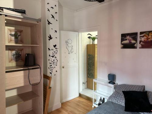 - une petite chambre avec un lit et un placard dans l'établissement Mon Paris, à Paris