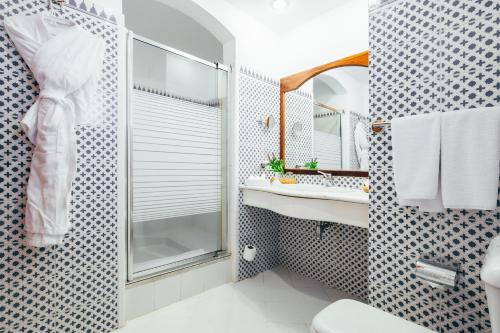 une salle de bain avec une douche, un lavabo et un miroir dans l'établissement Oasis Sea View unit at Domina Coral Bay, à Charm el-Cheikh