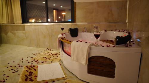 a bathroom with a bath tub with glasses of wine at Arsisa in Avcılar