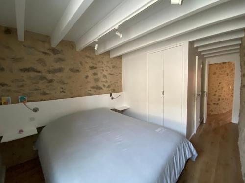 une chambre avec un lit blanc dans une pièce dans l'établissement Maison de village wifi clim 3 chambres 2 salles de bain, à Corneilla-de-Conflent