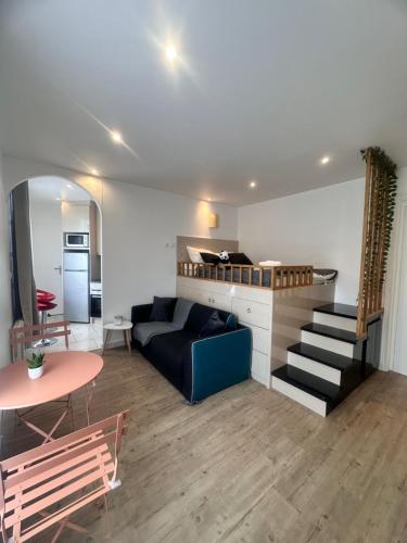 un salon avec un canapé et une table dans l'établissement Belleville, à Paris