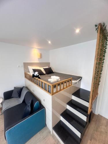 une chambre avec un lit superposé et un escalier dans l'établissement Belleville, à Paris