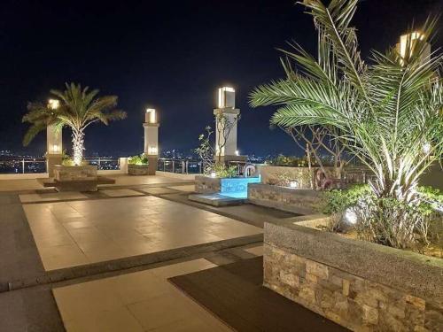 マニラにあるScenic place to stay in manila 3618の夜のヤシの木と灯りの公園