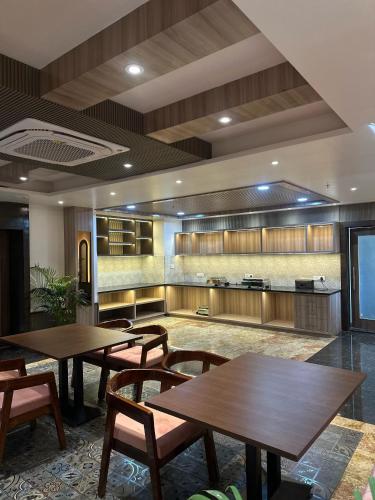 瓦拉纳西Hotel Sainik Grand的一间有桌椅的餐厅