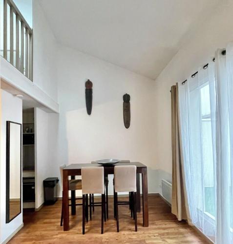 une salle à manger avec une table et des chaises dans l'établissement Le STAND' Gambetta, à Cholet