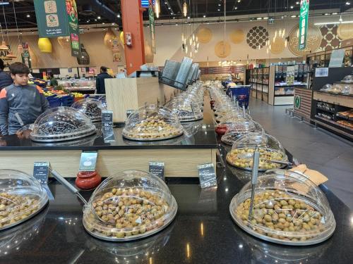 una fila de pizzas expuestas en una tienda en Les Portes de l'Océan avec piscine uniquement l'été, en El Harhoura