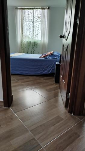 a bedroom with a bed and a window at DESTINY Apto villas del Río in San Rafael