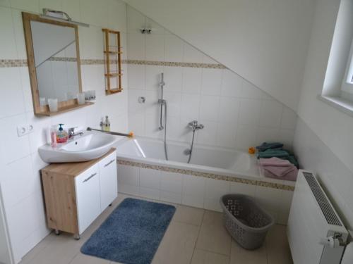 Bilik mandi di Ferienwohnung Mayr