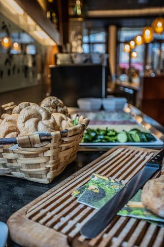 a table with a basket of bread and vegetables at Hotel Stadt Wien in Bad Schallerbach