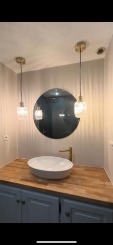 La salle de bains est pourvue d'un grand lavabo blanc sur un comptoir en bois. dans l'établissement Kleine Auszeit (Petite Pause), à Grimaud