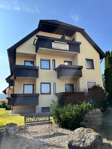 a building with a bench in front of it at Annas Gästehaus in Hallerndorf