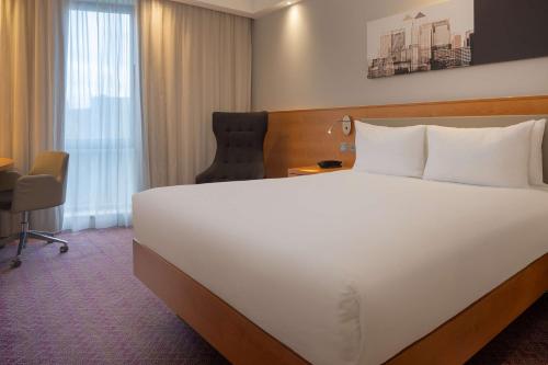 Ένα ή περισσότερα κρεβάτια σε δωμάτιο στο Hampton by Hilton London Waterloo