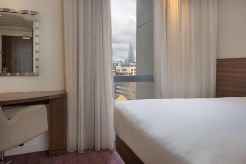 Ένα ή περισσότερα κρεβάτια σε δωμάτιο στο Hampton by Hilton London Waterloo