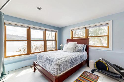Ένα ή περισσότερα κρεβάτια σε δωμάτιο στο Parker Pond Lodge
