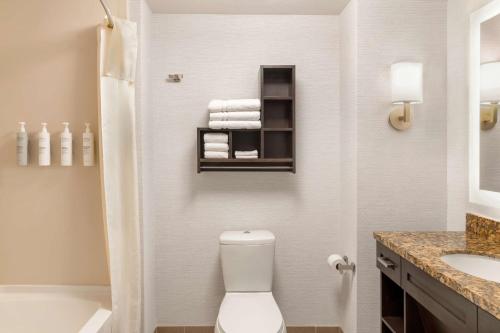 Koupelna v ubytování Homewood Suites by Hilton Palo Alto
