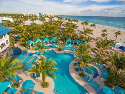 una vista aerea di un resort con palme e spiaggia di Margaritaville Hollywood Beach Resort a Hollywood