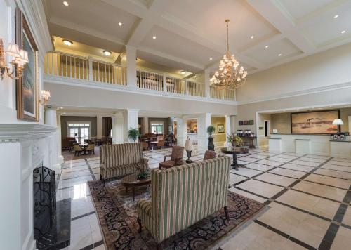 a large lobby with couches and a chandelier at Hampton Inn & Suites - Vicksburg in Vicksburg
