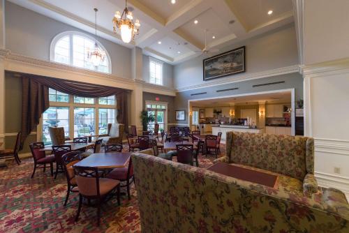 a restaurant with tables and chairs and a dining room at Hampton Inn & Suites - Vicksburg in Vicksburg
