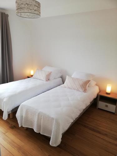 deux lits côte à côte dans une chambre dans l'établissement Les Loges, à Poncé sur Le Loir