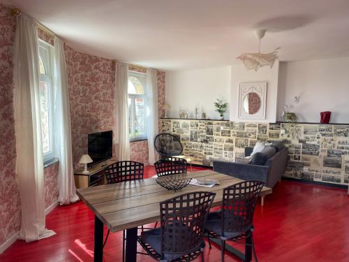 un salon avec une table et des chaises en bois dans l'établissement Appartement 60m2, 1 chambre, Mont saint Éloi, à Mont-Saint-Éloi