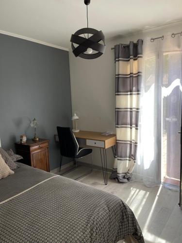 - une chambre avec un bureau, un lit et une chaise dans l'établissement Chambre meublée top !!!, à Cornebarrieu