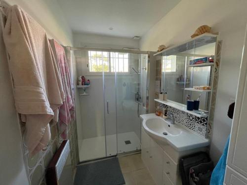 Koupelna v ubytování Maison familiale landaise à 350m de la plage avec garage, 4 chambres et jardin - FR-1-413-185