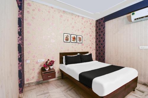 a bedroom with a large bed in a room at Hotel O Gangashrey in Jaipur