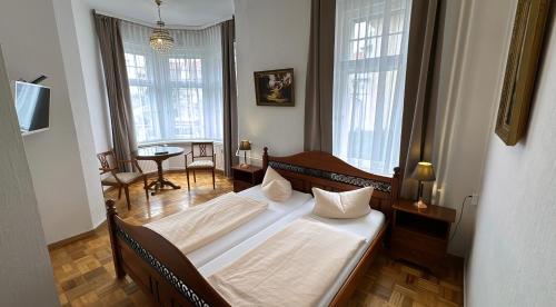 Postel nebo postele na pokoji v ubytování Hotel Zu den Linden