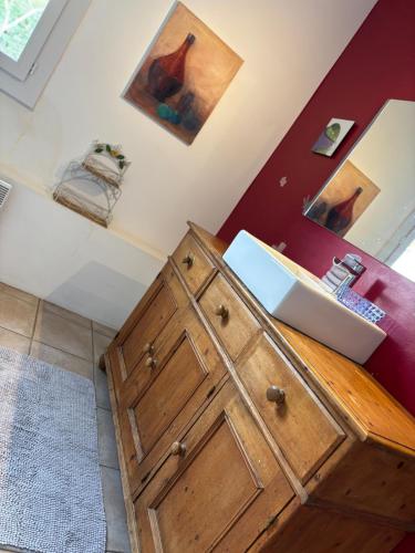 une salle de bain avec un lavabo et un miroir dans l'établissement Le Clos de Val, à Valréas