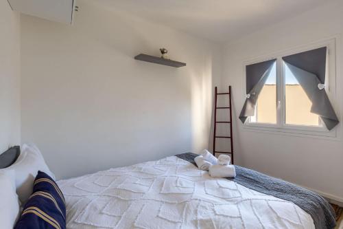 une chambre avec un lit avec un ours en peluche dessus dans l'établissement Appartement moderne au coeur de Cannes, à Cannes