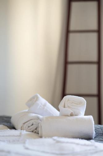 une pile de serviettes posée sur un lit dans l'établissement Appartement moderne au coeur de Cannes, à Cannes