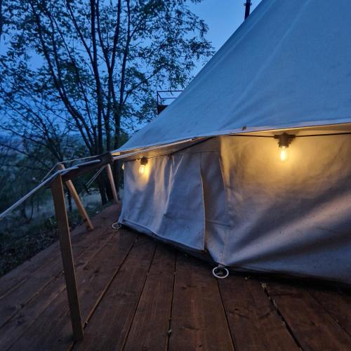 a tent sitting on top of a wooden deck at Glamping nad vinicemi - kousek od Brna in Viničné Šumice