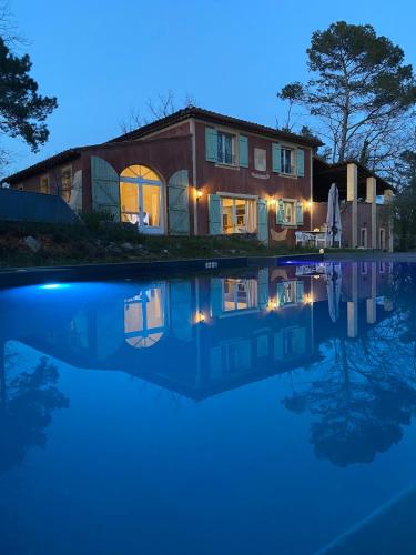 une maison avec piscine la nuit dans l'établissement Stunning Provençal Estate, à Callian